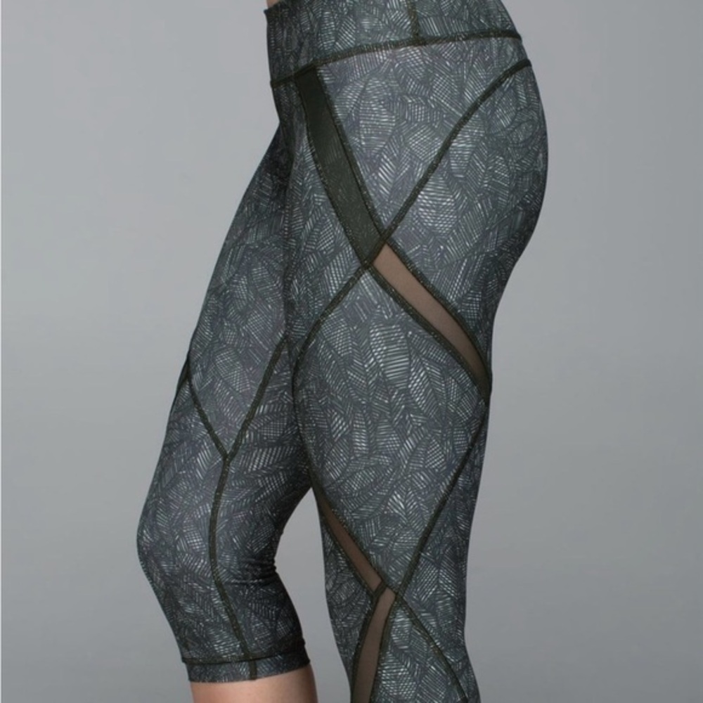 Lululemon Cool To Street Crop Jazzy White Gator Green